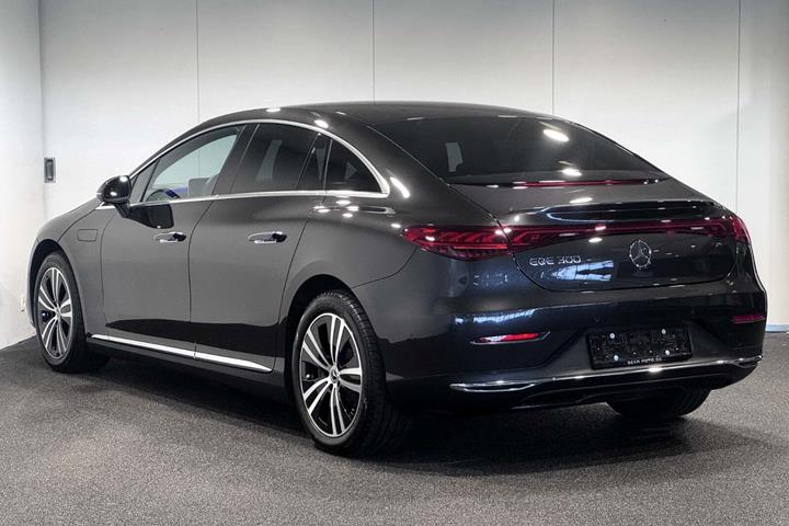 Grå Mercedes EQE300 fra 2025