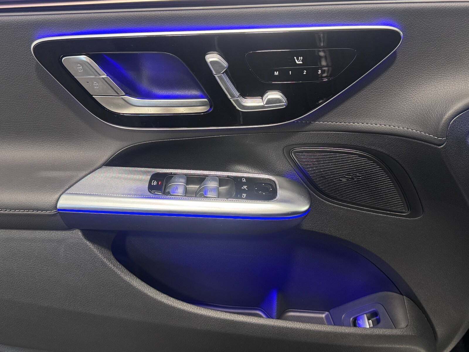 Grå Mercedes EQE300 fra 2025