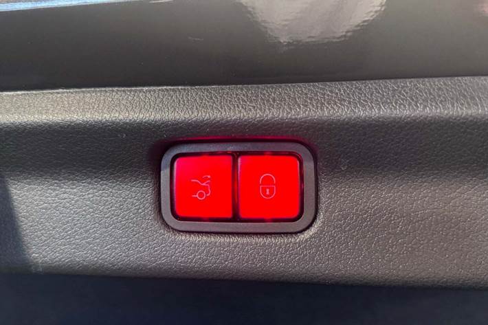 Grå Mercedes EQE300 fra 2025