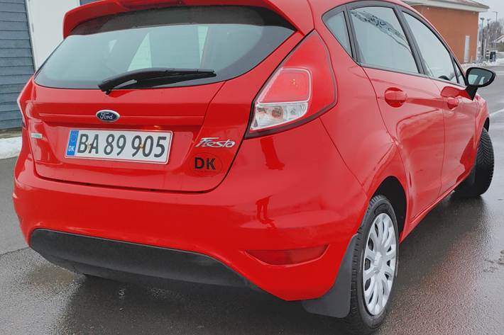Rød Ford Fiesta fra 2016