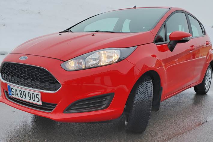 Rød Ford Fiesta fra 2016