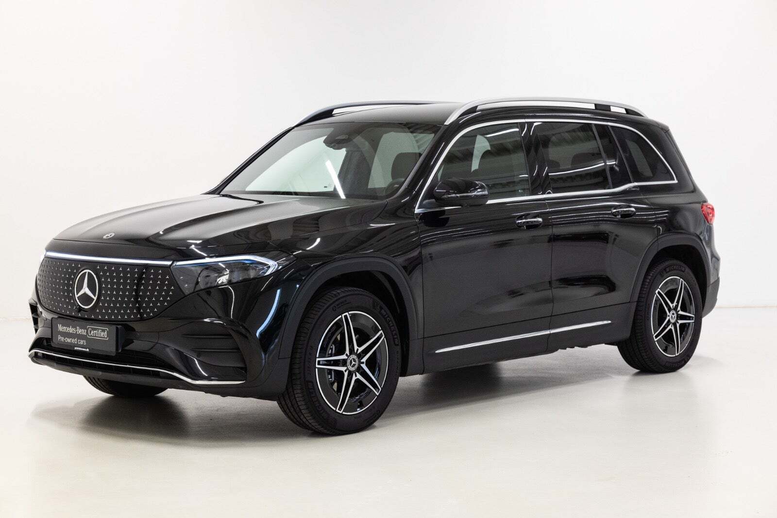 Sort Mercedes EQB250+ fra 2026 set udefra