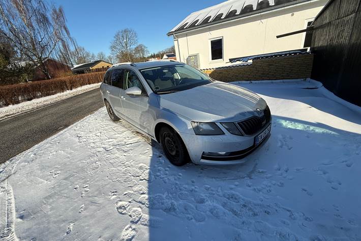 Grå Skoda Octavia fra 2019