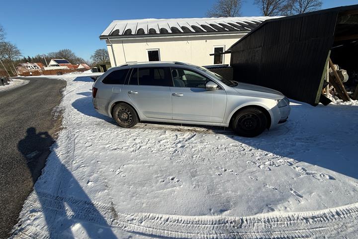 Grå Skoda Octavia fra 2019