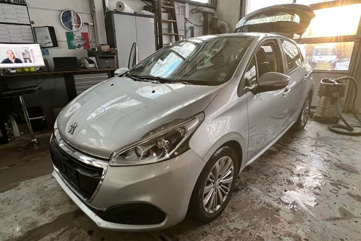 Sølv Peugeot 208 fra 2015 set udefra