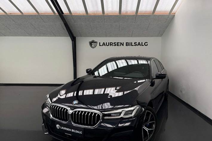 Sort BMW 530e fra 2021 set udefra