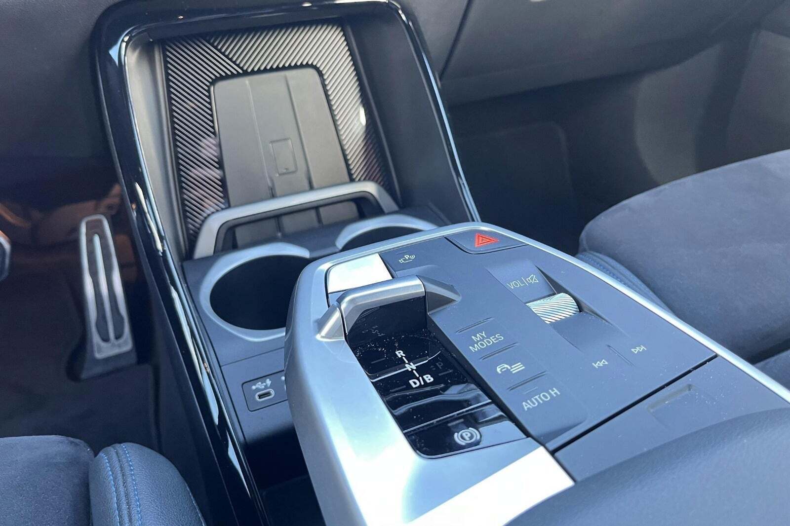 Grå BMW iX1 fra 2025