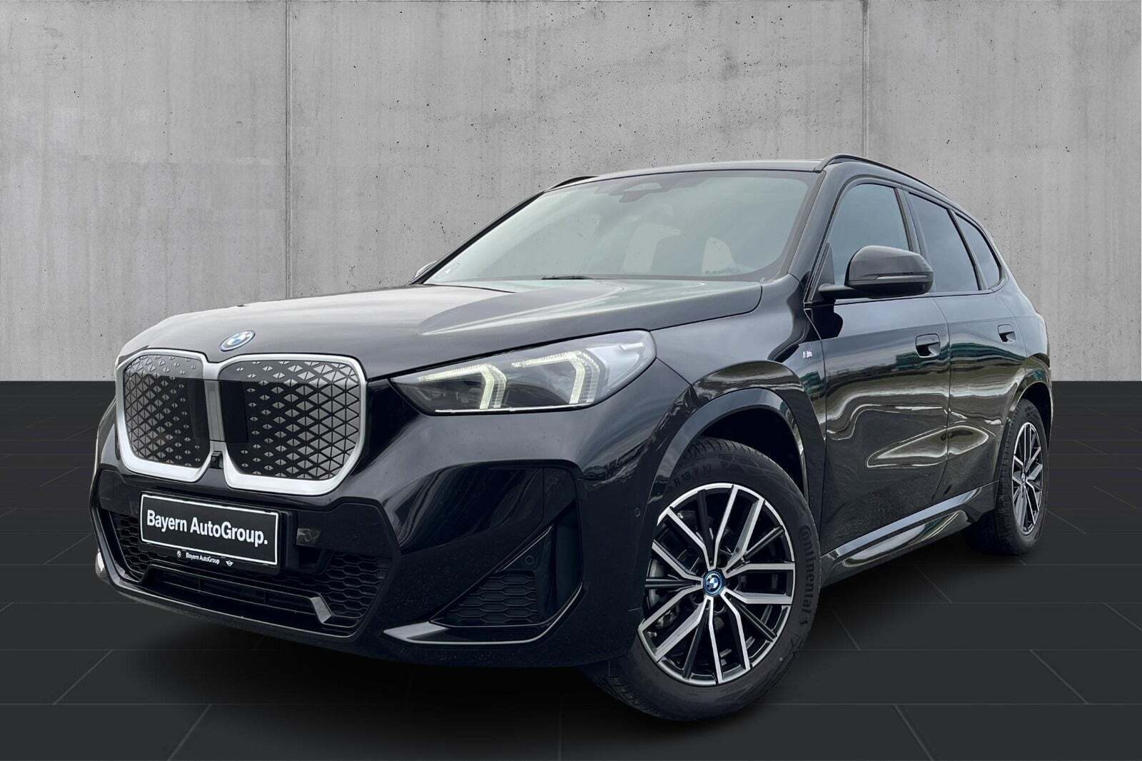 Sort BMW iX1 fra 2025 set udefra