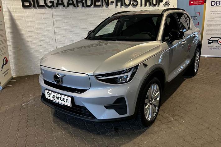 Sølv Volvo EX40 fra 2024 set udefra