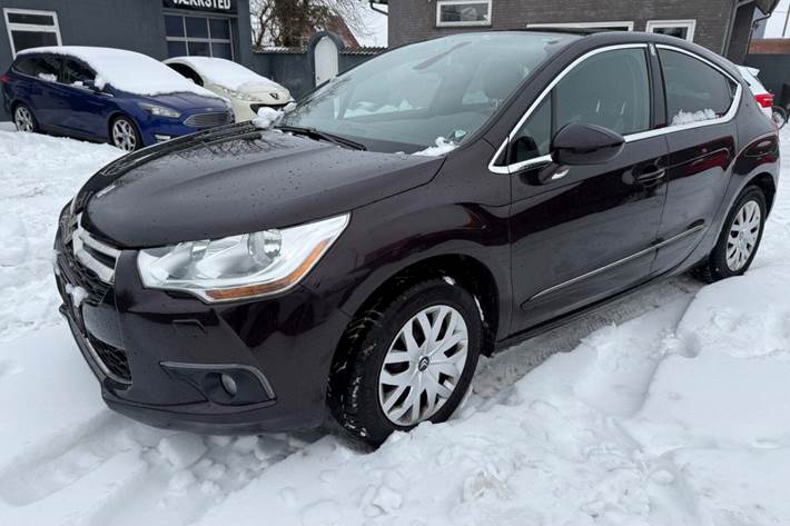 Rød Citroën DS4 fra 2014 set udefra