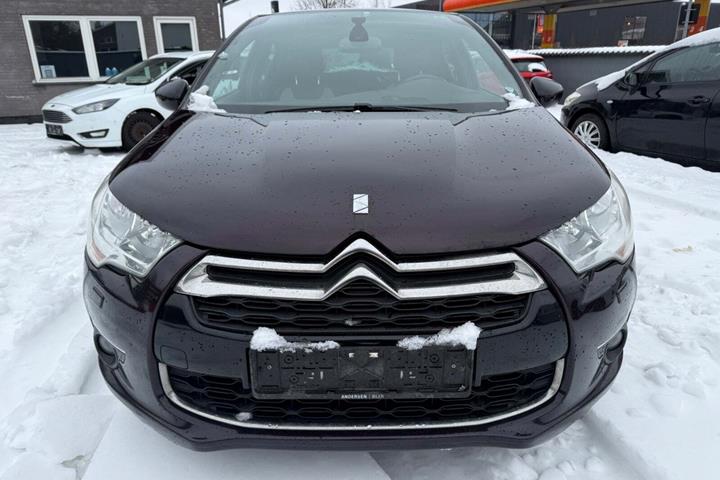 Rød Citroën DS4 fra 2014 set udefra