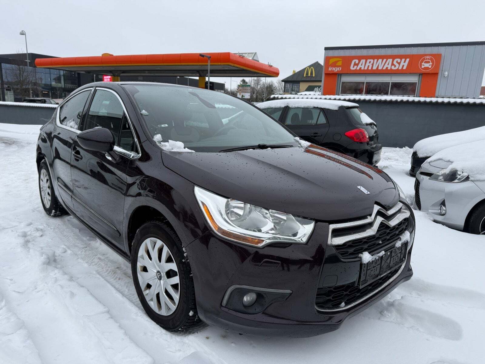 Rød Citroën DS4 fra 2014 set udefra