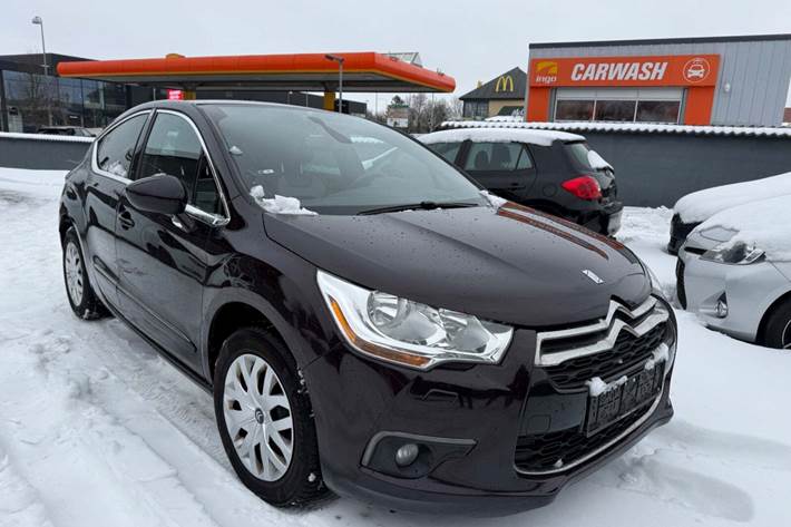 Rød Citroën DS4 fra 2014 set udefra