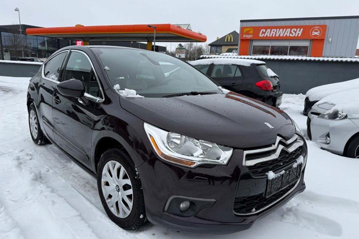 Rød Citroën DS4 fra 2014 set udefra