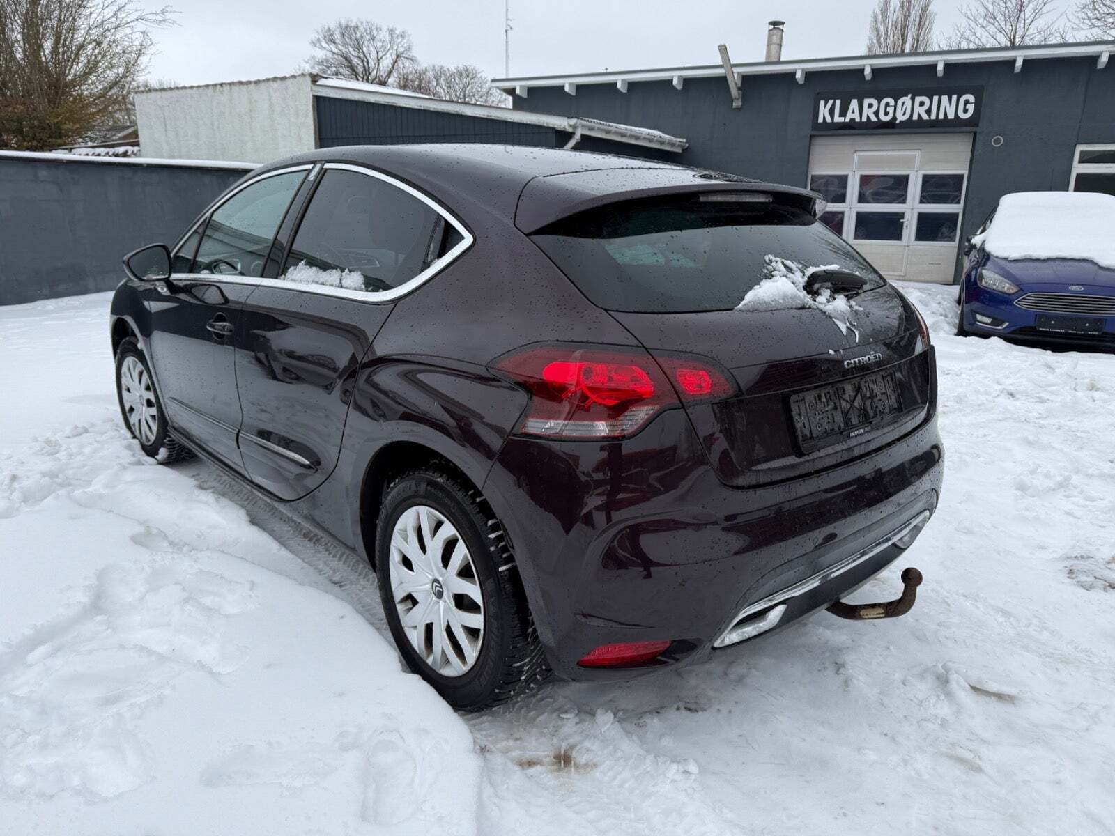 Rød Citroën DS4 fra 2014 set udefra