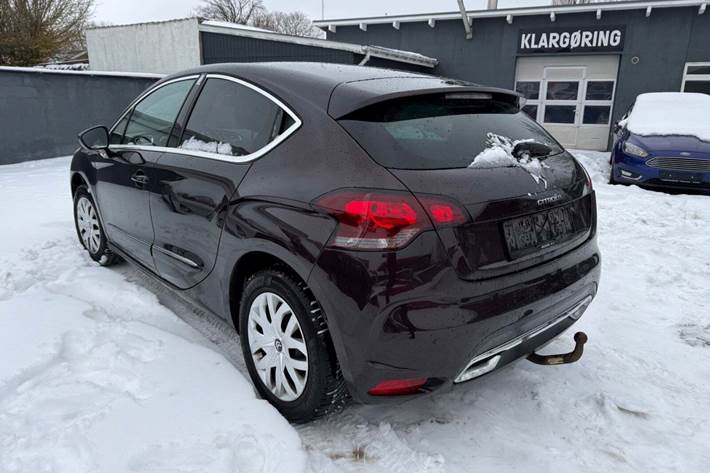 Rød Citroën DS4 fra 2014 set udefra