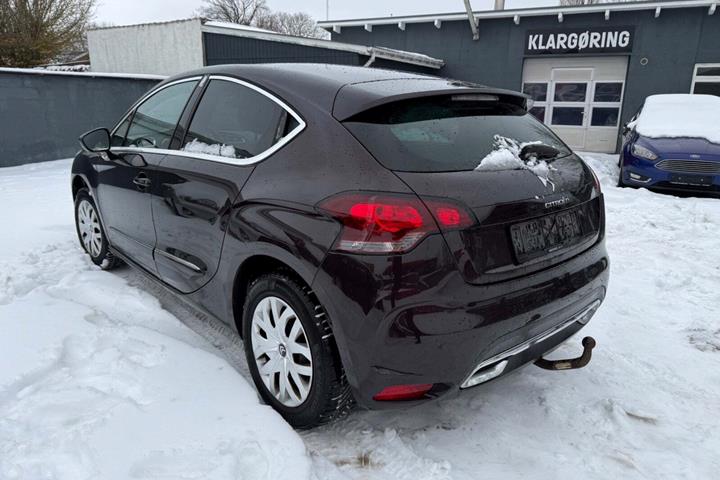 Rød Citroën DS4 fra 2014 set udefra