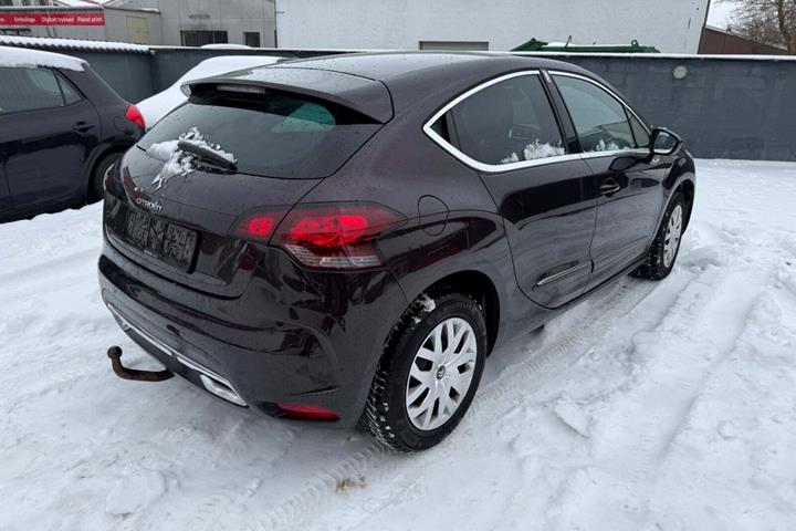 Rød Citroën DS4 fra 2014 set udefra