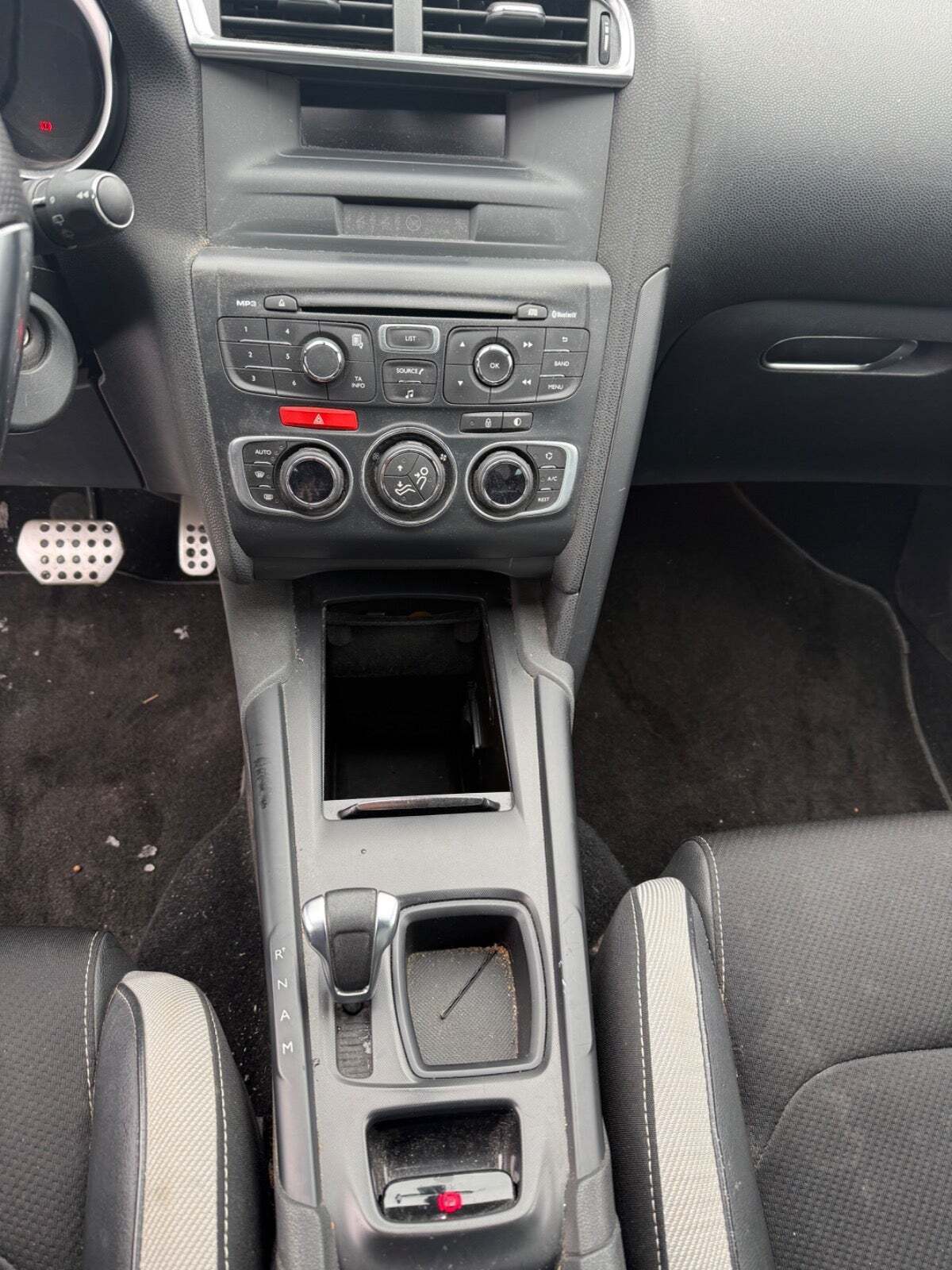 Rød Citroën DS4 fra 2014 set indefra