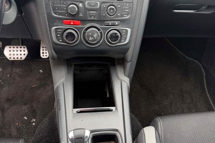 Rød Citroën DS4 fra 2014 set indefra