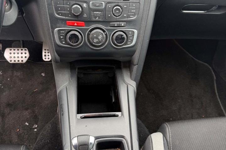 Rød Citroën DS4 fra 2014 set indefra