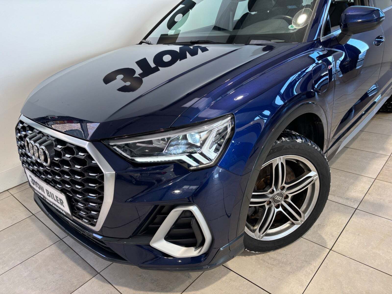 Blå Audi Q3 fra 2021