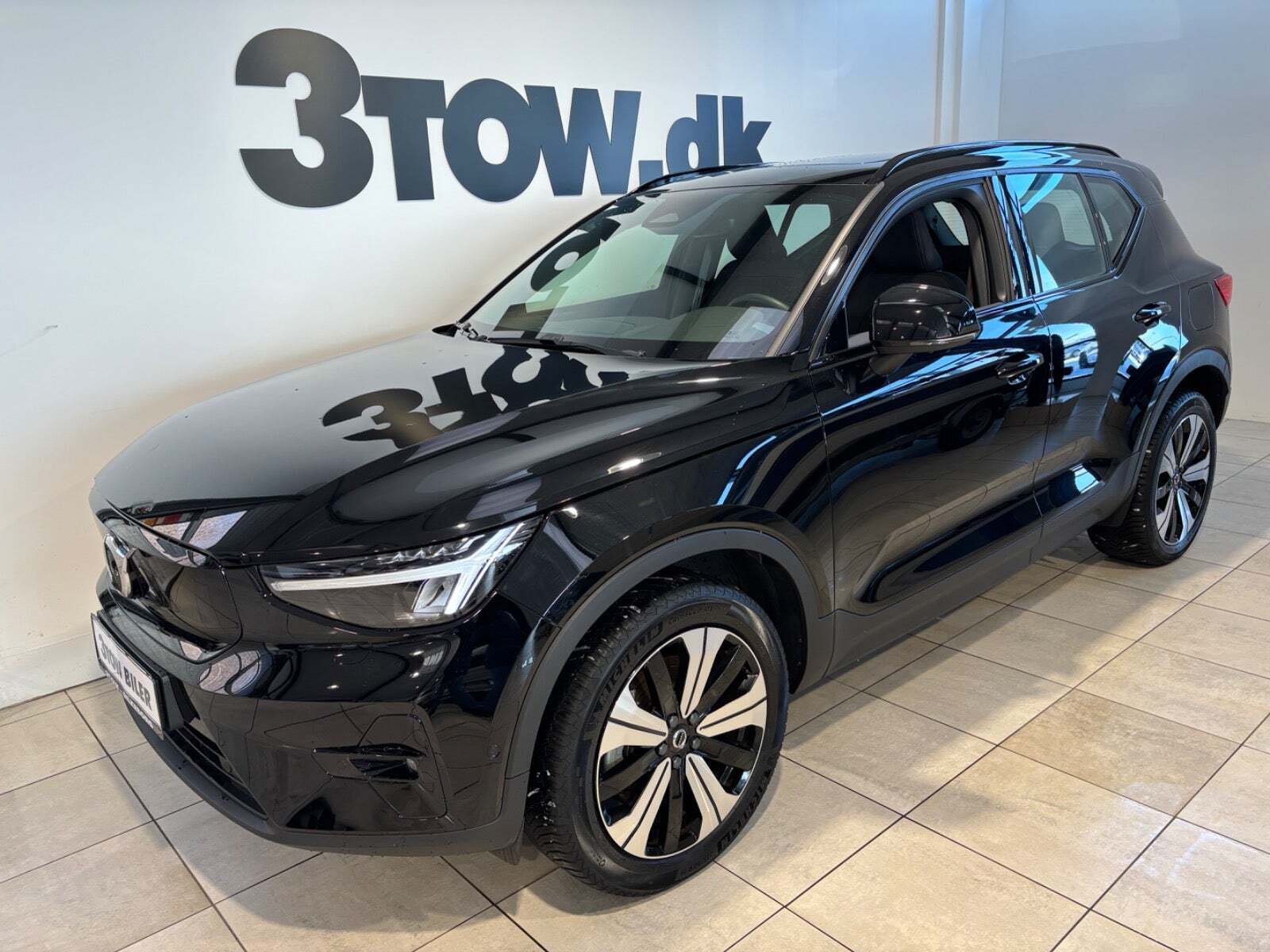 Sort Volvo XC40 fra 2023 set udefra