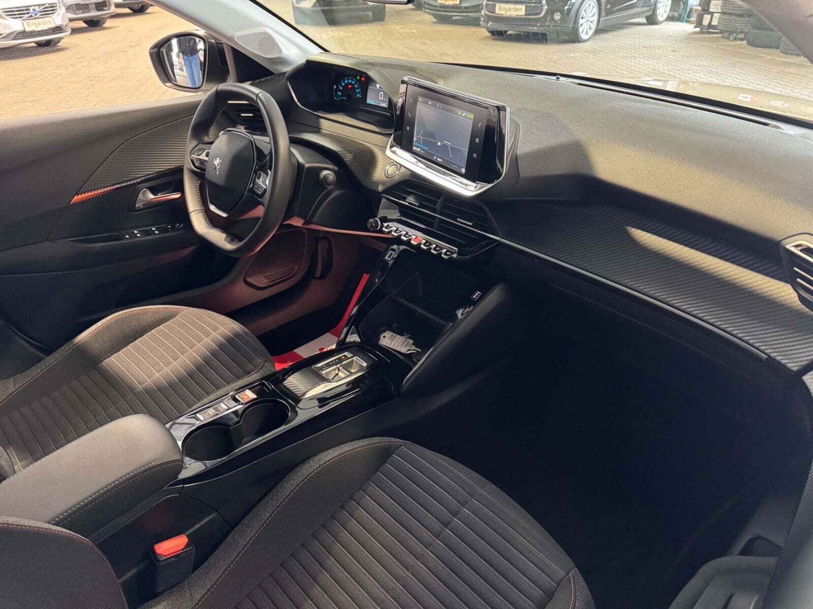 Hvid Peugeot e-208 fra 2023