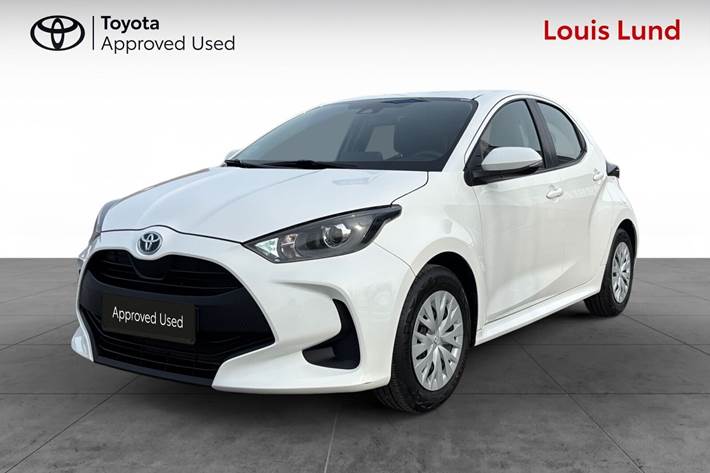 Hvid Toyota Yaris fra 2021 set udefra