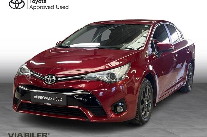 Rød Toyota Avensis fra 2017 set udefra