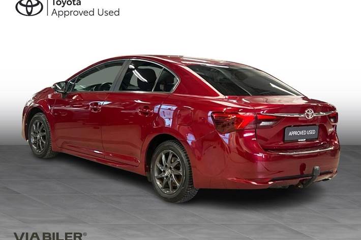 Rød Toyota Avensis fra 2017