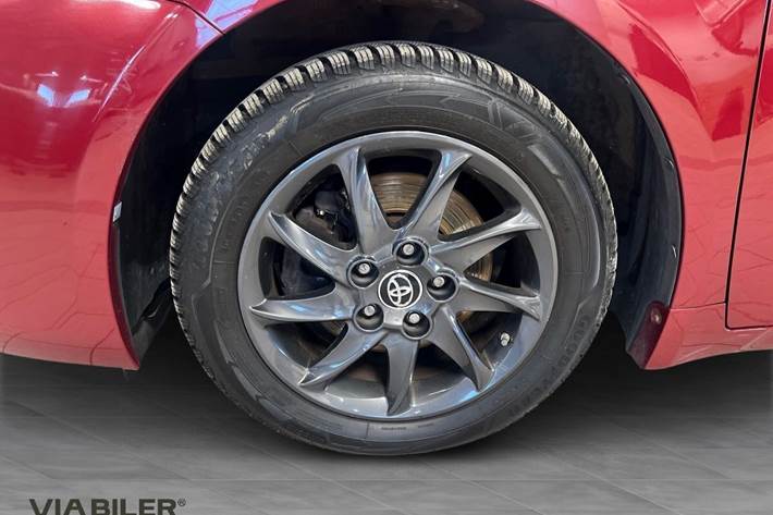 Rød Toyota Avensis fra 2017