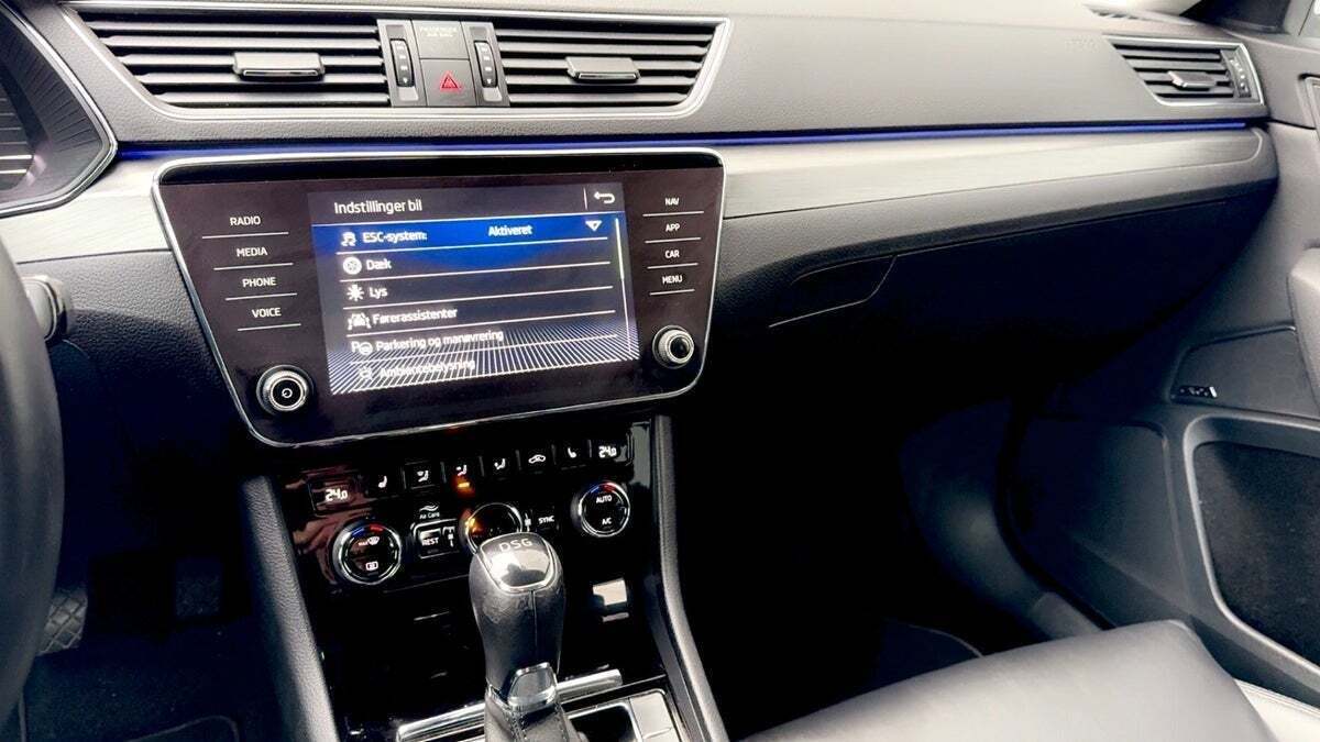 Gul Skoda Superb fra 2020