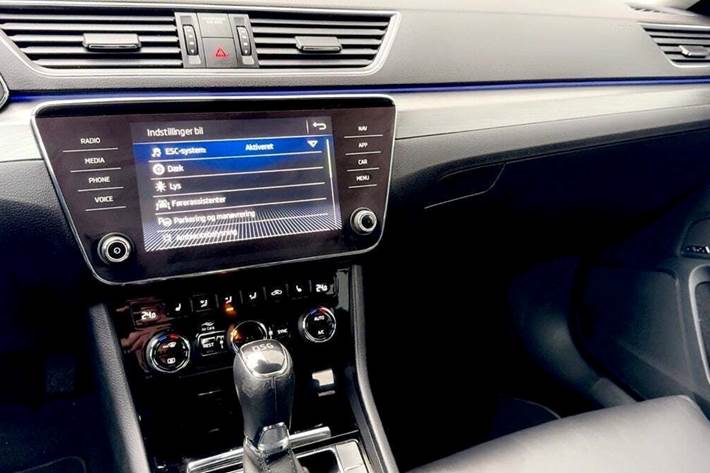 Gul Skoda Superb fra 2020