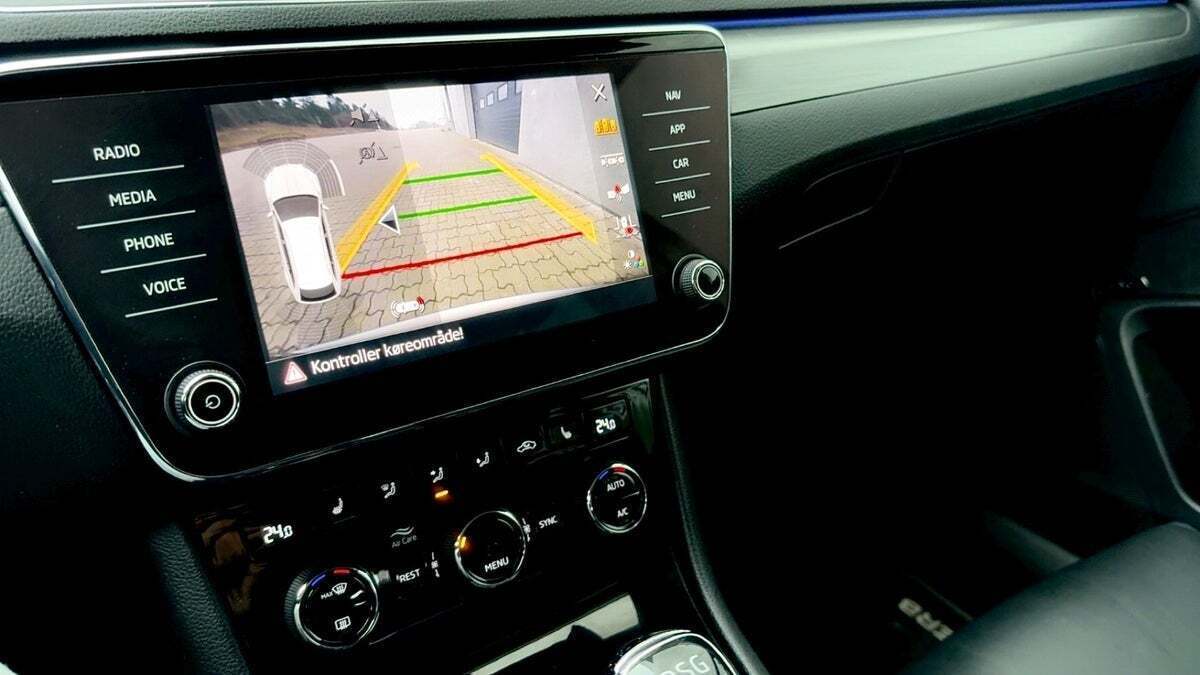 Gul Skoda Superb fra 2020