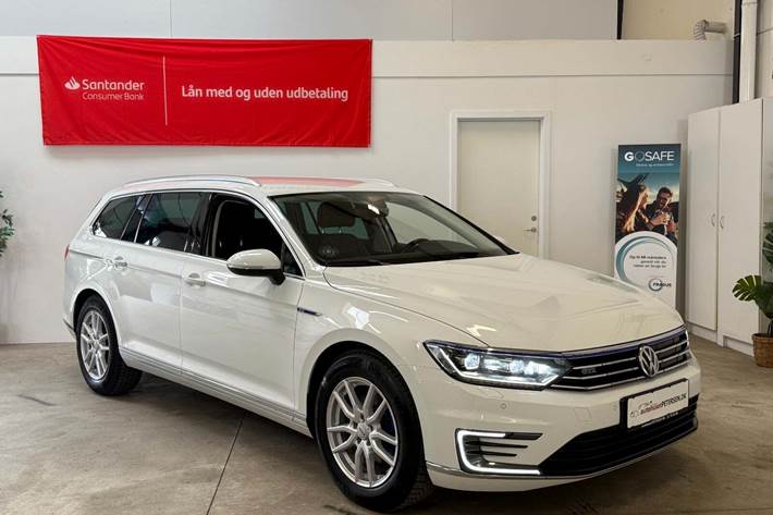 Hvid VW Passat fra 2018 set udefra