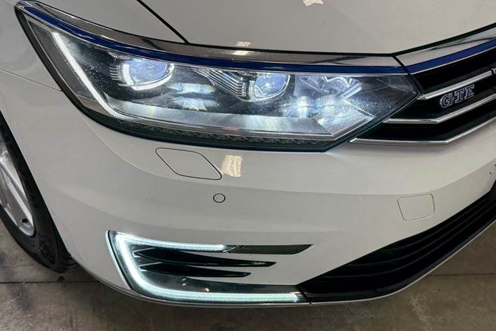 Hvid VW Passat fra 2018