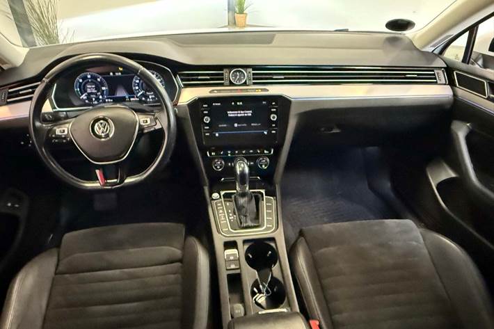 Hvid VW Passat fra 2018