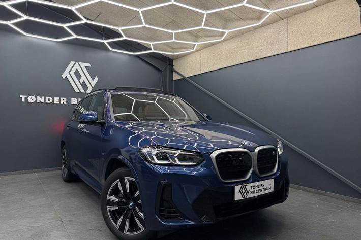 Blå BMW iX3 fra 2022 set udefra