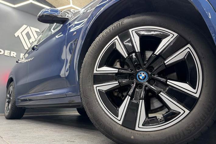 Blå BMW iX3 fra 2022