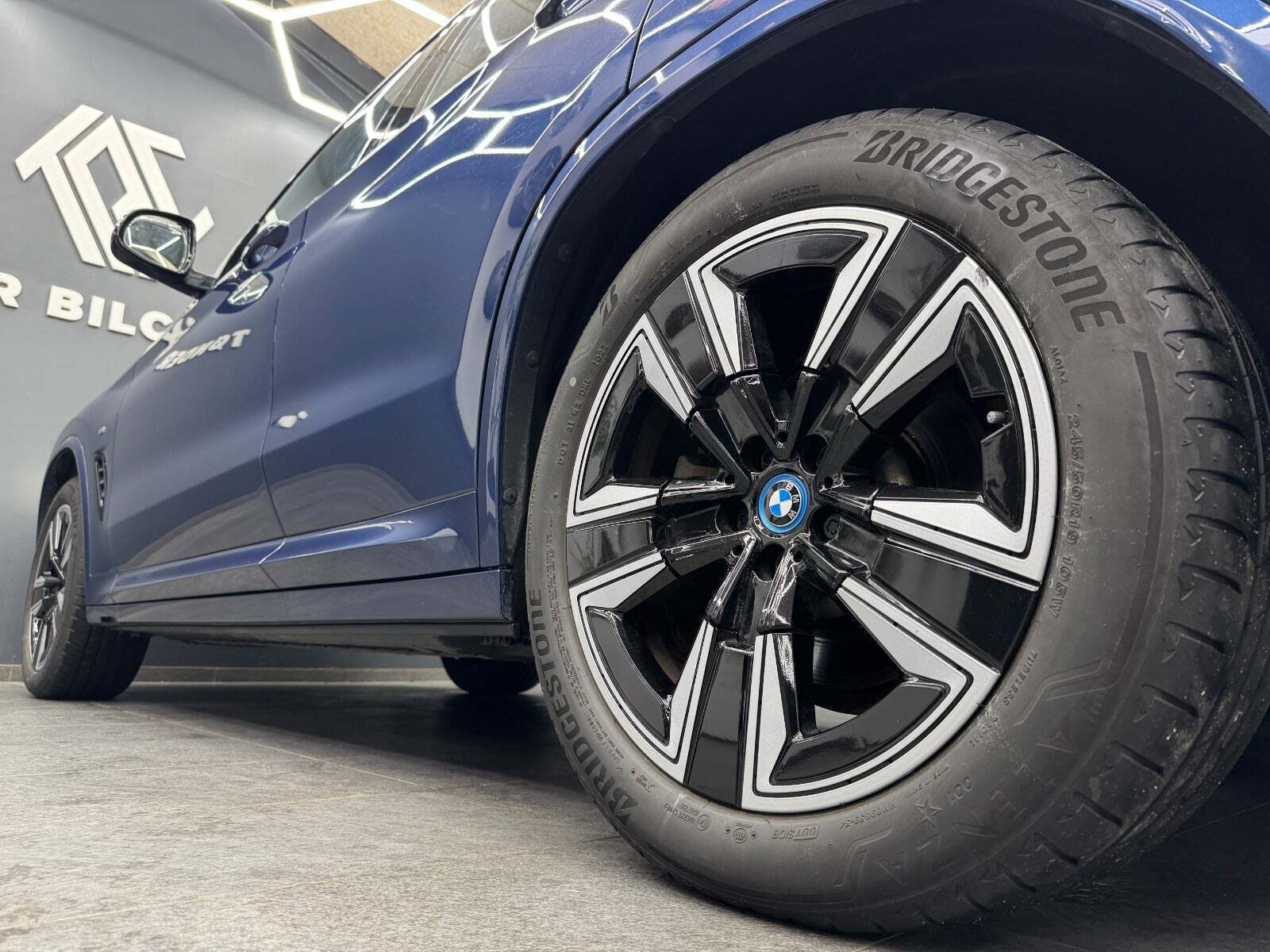 Blå BMW iX3 fra 2022