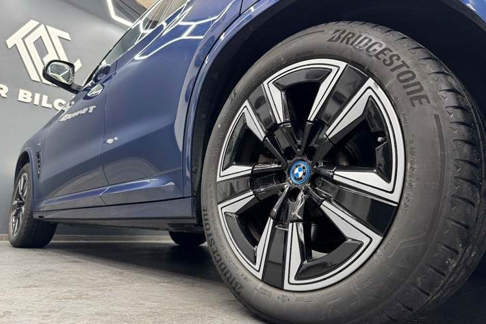 Blå BMW iX3 fra 2022