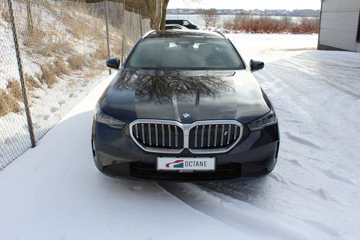 Grå BMW i5 fra 2025