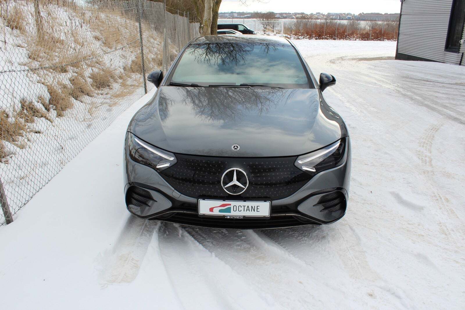 Grå Mercedes EQE350 fra 2025