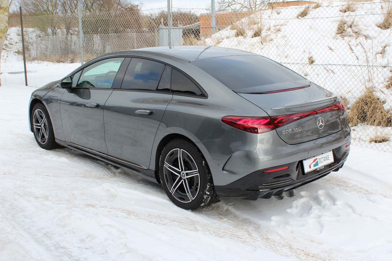 Grå Mercedes EQE350 fra 2025