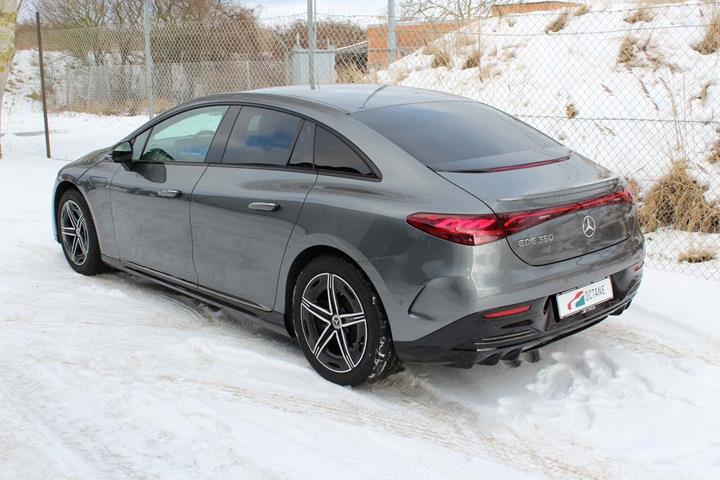 Grå Mercedes EQE350 fra 2025
