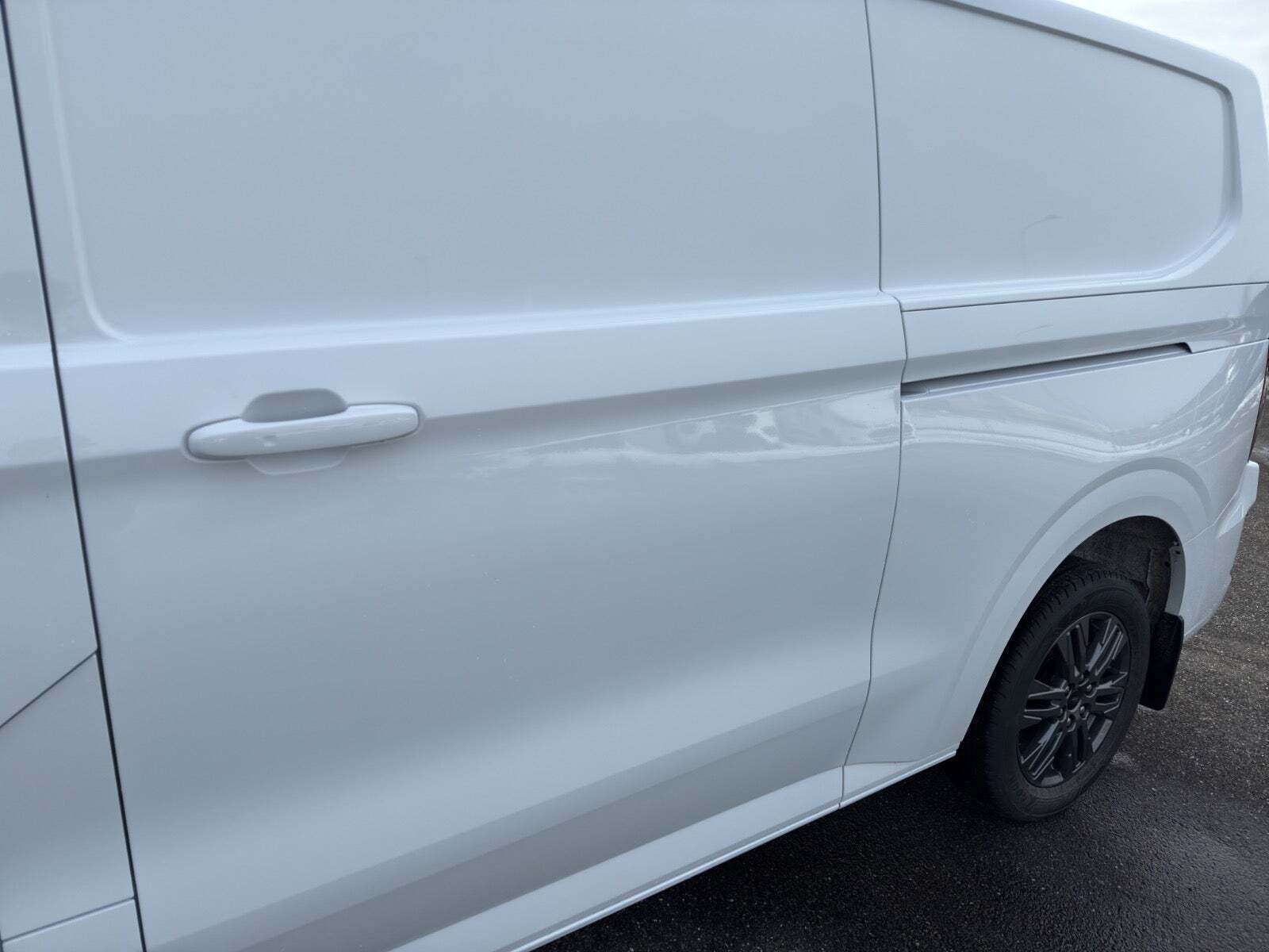 Hvid Ford Transit Custom 320L fra 2026