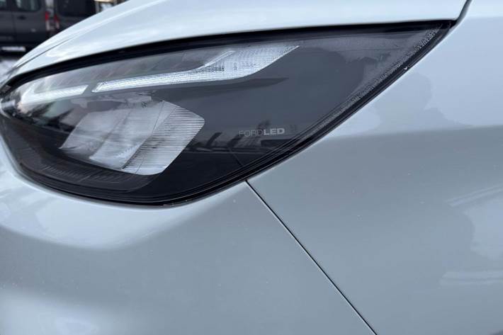 Hvid Ford Transit Custom 320L fra 2025