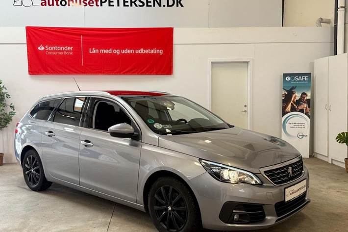 Sølv Peugeot 308 fra 2018 set udefra