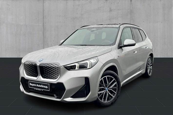 Grå BMW iX1 fra 2025 set udefra